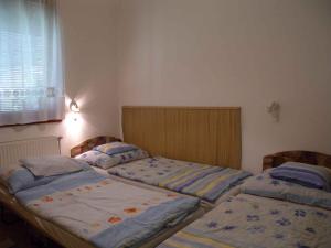 Posteľ alebo postele v izbe v ubytovaní Apartment in Balatonlelle 19093