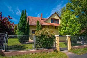 ogrodzenie przed domem w obiekcie Apartment in Balatonlelle 19093 w mieście Balatonlelle