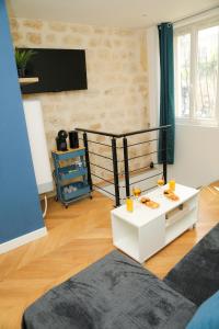 Μια τηλεόραση ή/και κέντρο ψυχαγωγίας στο Charme parisien idéal séjour à deux