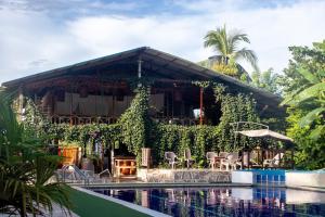 a house with a swimming pool in front of it at Hotel Kipara in El Valle