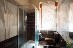 ein Badezimmer mit Dusche mit Glastür in der Unterkunft Casa di Mare Barabba in Santa Teresa di Riva + 42 Fotos
