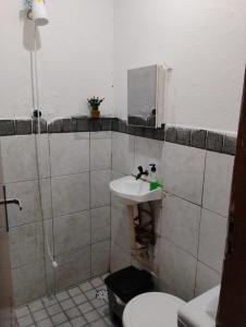 Koupelna v ubytování Quarto simples para São João!