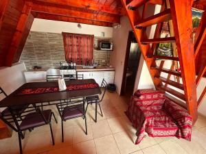 a kitchen with a table and chairs in a room at Cabañas Ecoturisticas del Valle de Yala alpina in Yala