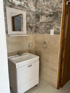 a bathroom with a sink and a mirror at La casa de Beatriz Paz, confort y tranquilidad in San Rafael