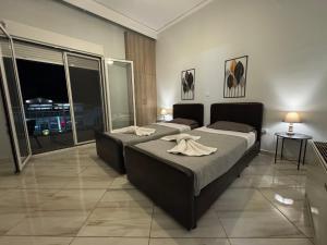 Кровать или кровати в номере Supreme City Heart Suites 2