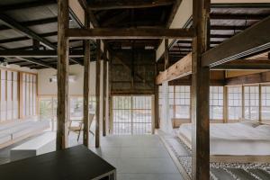 紡ノ座 築100年 一日一組限定のモダン古民家ステイ客房内的一张或多张床位