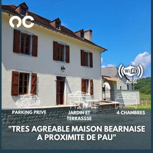 AubertinにあるCharmante maison - Terrasse, Piscine - Près de Pauの白い家