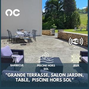 AubertinにあるCharmante maison - Terrasse, Piscine - Près de Pauのテーブルと椅子のあるパティオの看板