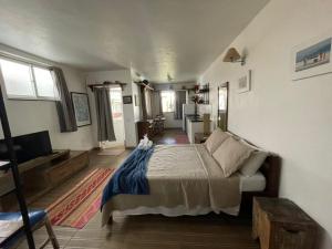 a bedroom with a bed and a living room at WB04 Loft Aconchegante Passos da Rua das Pedras ! in Búzios
