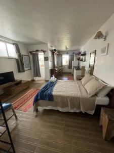 a bedroom with a large bed and a living room at WB04 Loft Aconchegante Passos da Rua das Pedras ! in Búzios +15 photos