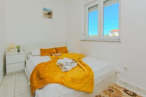 Posteľ alebo postele v izbe v ubytovaní Apartments with parking spaces Vir - 18541