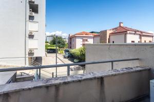 Balkón nebo terasa v ubytování Modern apt with terrace 4 min walk to the beach