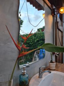 Un baño con lavabo y ventana. en Country house, en Soná