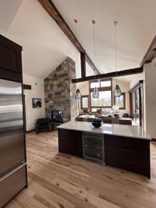 una gran cocina con una gran isla en una habitación en Serenity at Sherwood - Mid Term Rental, en Breckenridge 14 fotos más