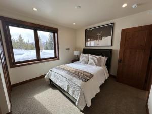 Un dormitorio con una cama grande y una ventana. en Serenity at Sherwood - Mid Term Rental, en Breckenridge
