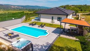 una vista aerea di una casa con piscina di Villa Lauret with Hot-Tub, Sauna, Heated Pool, 3 En Suite Bedrooms a Grubine