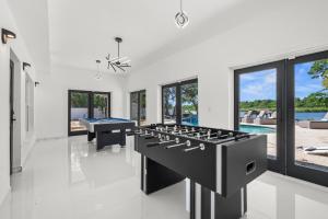 Πισίνα στο ή κοντά στο Luxury Waterfront Villa Heated Pool & Gameroom