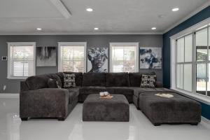Χώρος καθιστικού στο Luxury Waterfront Villa Heated Pool & Gameroom