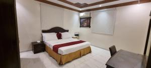a bedroom with a large bed in a room at شقق ابراهيم ناصر الضاوي للشقق المخدومة in Al Majma'ah +67 photos