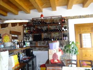 IsnelloにあるHysnara Affittacamereの壁にワインボトルをたくさん貼ったバー