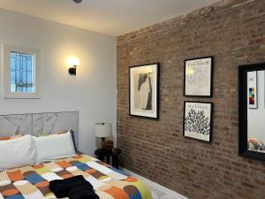 Postel nebo postele na pokoji v ubytování Park Slope New Pvt 2 bdrm
