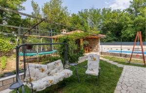 Un parque infantil con dos sillas y un columpio. en 2 Bedroom Gorgeous Apartment In Tribalj, en Tribalj 32 fotos más