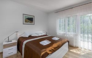 Un dormitorio con una cama con dos toallas encima. en 2 Bedroom Gorgeous Apartment In Tribalj, en Tribalj