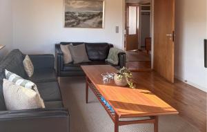 un soggiorno con un divano e un tavolino da caffè di 3 Bedroom Lovely Home In Strandby a Strandby