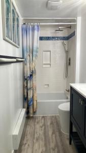 Un baño de Fishery Condo With Ocean Views, 3 Bedrooms And 2 Baths And Lifeguarded Pool 15 fotos más
