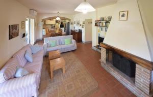 Una sala de estar con un sofá y una chimenea. en Stunning Home In Lucignano, en Lucignano