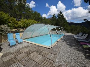 Bazén v ubytování Holiday Home in Marignac with Mountain Views, cleaning included nebo v jeho okolí