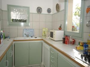 Kuchyň nebo kuchyňský kout v ubytování Holiday Home in Marignac with Mountain Views, cleaning included