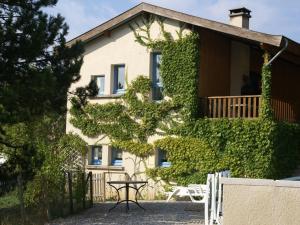 Zahrada ubytování Holiday Home in Marignac with Mountain Views, cleaning included