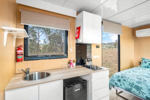 Kuchyň nebo kuchyňský kout v ubytování Cabernet Tiny House by Tiny Away
