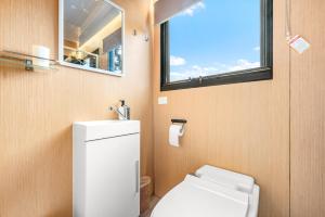 Koupelna v ubytování Cabernet Tiny House by Tiny Away + 21 fotografií
