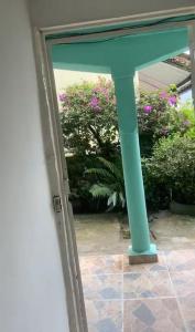 メデジンにあるJardines san Germánの青いポールが付いたパティオへの開いたドア