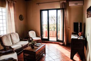 salon z kanapą, krzesłami i oknem w obiekcie B&B Porta Bagni w mieście Sciacca