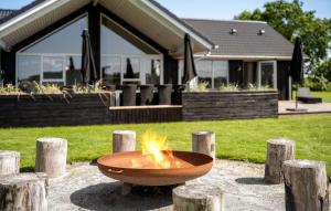 un foyer dans une cour devant une maison dans l'établissement Stunning Home In Hadsund With Sauna, à Hadsund 17 autres photos