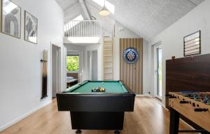 une salle de billard avec un billard et une table dans l'établissement Stunning Home In Hadsund With Sauna, à Hadsund