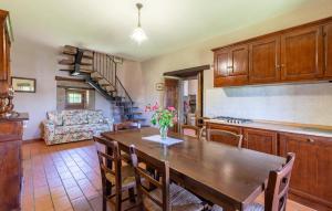 eine Küche und ein Esszimmer mit einem Holztisch in der Unterkunft Pet Friendly Home In Cortona With Wifi in Cortona