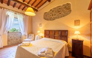 ein Schlafzimmer mit einem Bett und einem Fenster in der Unterkunft Pet Friendly Home In Cortona With Wifi in Cortona