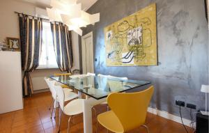 Et opholdsområde på 2 Bedroom Awesome Home In Castellabate