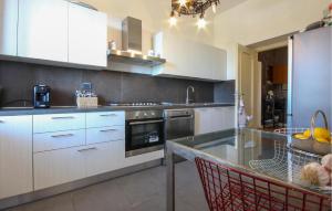 Køkken eller tekøkken på 2 Bedroom Awesome Home In Castellabate