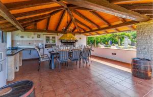Restauracja lub miejsce do jedzenia w obiekcie Holiday Home Medulin 33