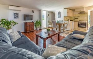 salon z kanapą i stołem w obiekcie Holiday Home Medulin 33 w Medulinie