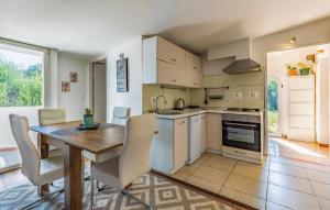 kuchnia z drewnianym stołem, stołem i krzesłami w obiekcie Holiday Home Medulin 33 w Medulinie