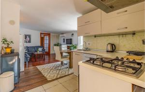 Kuchnia lub aneks kuchenny w obiekcie Holiday Home Medulin 33