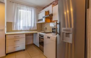 kuchnia z lodówką i kuchenką w obiekcie Holiday Home Medulin 33 w Medulinie