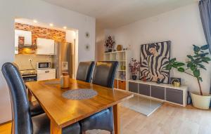 Kuchnia lub aneks kuchenny w obiekcie Holiday Home Medulin 33