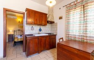 Una cocina con un fregadero y una mesa en una habitación. en Casal Del Borgo 5, en Ostuni